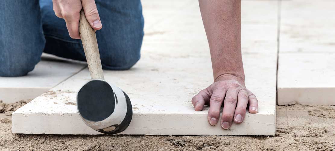 Terrassenplatten aus Naturstein und Keramik