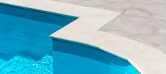 Poolplatten aus Naturstein – stilvolle Poolumrandungen