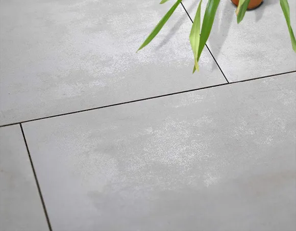 Stielvolle hellgraue EMPEROR METALLIC Silver Platten für Ihre Terrasse