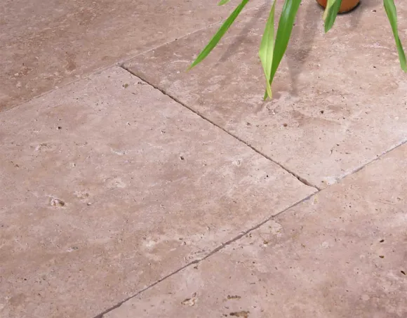 Travertin Terrassenplatten Vanilla – mediterraner Naturstein für stilvolle Außenbereiche