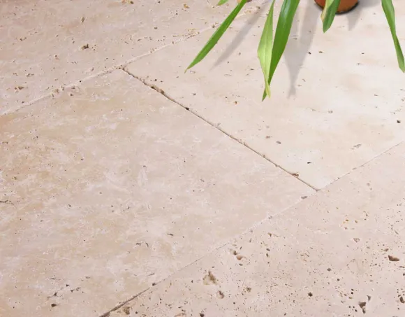 Travertin Terrassenplatten Vanilla – mediterraner Naturstein für stilvolle Außenbereiche
