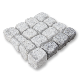 Muster der Pflastersteine 
schlesischer Granit grau 4x6 cm getrommelt