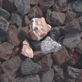 Mustersteine der 
Gabionenfüllung Marmor rot-bunt
