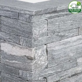 Klostermauersteine aus BIASCA Gneis – silbergrauer Naturstein für natürliche Mauern