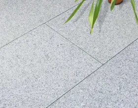 Terrassenplatten Granit hell grau – hochwertige Granitplatten für Terrasse & Garten