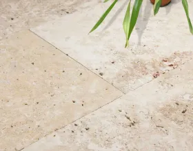 Terrassenplatten Travertin Classic - mediterran mit rustikalem Charakter