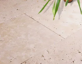 Travertin Terrassenplatten Vanilla – mediterraner Naturstein für stilvolle Außenbereiche